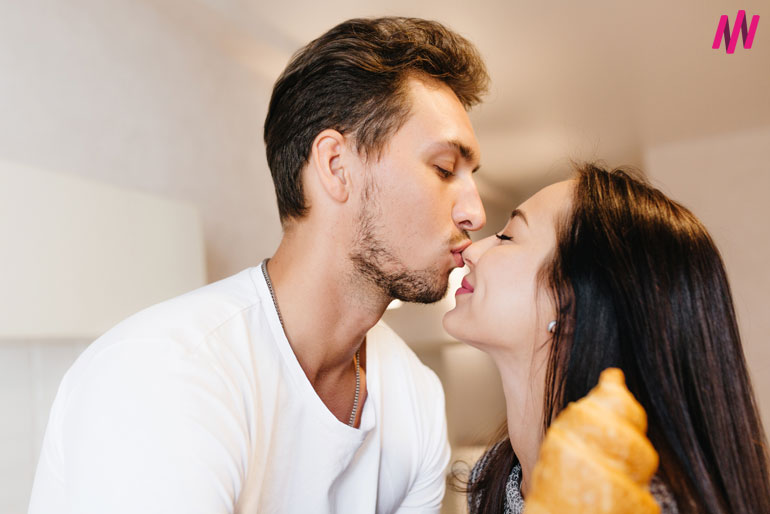 Kissing Horizontally